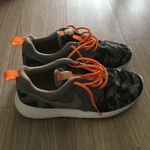 Nike Roshe Run Sneakers